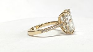 Anillo de oro de 18 quilates con diamante cultivado en laboratorio de 5.34 quilates, corte esmeralda, F-VVS2, con 4 gramos de peso de oro, para colecciones de joyería de lujo. - Product Image 2