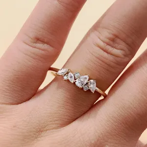 Anillo con Racimo de Diamantes en Corte Pera y Marquesa en Oro Amarillo Sólido con Piedras Redondas Decorativas y Elegante Diseño Floral - Product Image 3