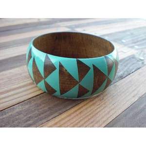 Pulseras y Brazaletes de Madera Hechos a Mano con Diseño Floral Étnico para Amantes de los Accesorios de Moda - Product Image 1