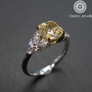 Bague de fiançailles Charm_Jewells pour femme en or blanc avec moissanite taille coussin, motif floral, sertissage à griffes, style classique - Product Image 1