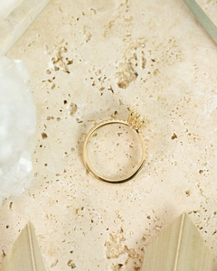 Bague de fiançailles élégante en or avec diamant solitaire taille poire et bande pavée de diamants pour femme, idéale pour une demande en mariage - Product Image 5