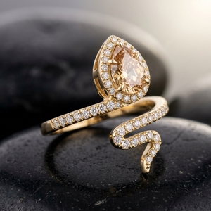 Anillo de oro amarillo chapado de 10k, 14k, 18k con circonita cultivada en laboratorio, diseño de serpiente cruzada, corte de pera, corte de piedra champán y halo de diamantes. - Product Image 3