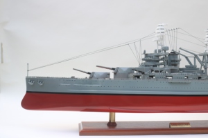 Maqueta de Barco de Madera Hecha a Mano USS Arizona, Coleccionable Patriótico para Mesa, Pulido y Pintado, Diseño Personalizado - Product Image 6