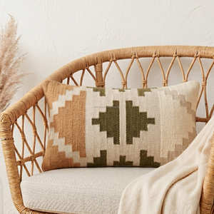 Housse de coussin Kilim neutre avec motif croisé sud-ouest pour un décor scandinave bohème et moderne bio - Product Image 1