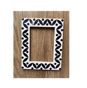 Marco de Fotos de Resina Hecho a Mano, Negro con Incrustaciones Blancas, Rectangular, Decorativo para Mesa, Orientación Vertical, Decoración del Hogar - Product Image 4
