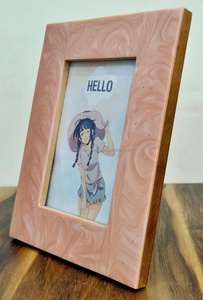 Marco de fotos con textura de remolino Rosa elegante decoración del hogar marco de fotos con acabado de resina Rosa Pastel elegante para fotos de boda y familiares - Product Image 3