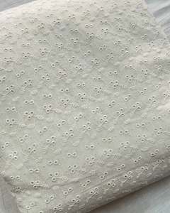 Tela de bordado Schiffli, tela de encaje bordada, tela de malla, tela de red para la confección de prendas, suministro premium para grandes compradores de moda. - Product Image 2
