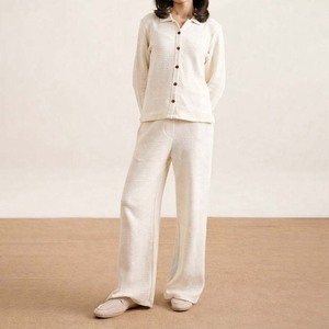 Ensemble deux pièces pour femme, survêtement personnalisé en maille gaufrée crème, tenue de détente ultra-douce, vêtements de nuit en maille texturée et pantoufles - Product Image 1