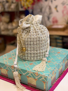Sac de soirée artisanal blanc perlé avec pompons en perles pour mariage - Product Image 1