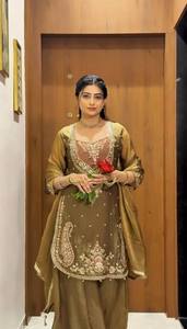 Costume traditionnel pour femmes, couleur moutarde, brodé, longueur au sol, avec dupatta, style Inde Pakistan - Product Image 2