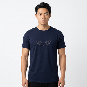 เสื้อยืดแขนสั้นสีน้ำเงินเข้มสำหรับผู้ชาย พร้อมโลโก้ปีกนูนด้านหน้า ทรงลำลอง ปกติ คอโอ ผ้าถัก - Product Image 5