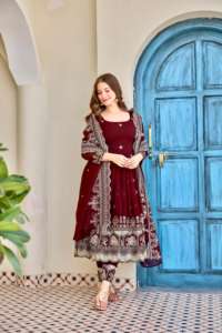 Robe Anarkali Traditionnelle Premium pour un Style d'Événement Luxueux, Robe Anarkali en Soie Froissée Lourde avec Broderie - Product Image 3