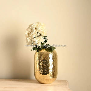 Vase à fleurs moderne en aluminium brossé fait à la main avec finition texturée Pièce décorative personnalisable de luxe et durable - Product Image 5