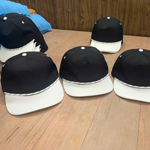 Gorra de Béisbol Personalizada con Logotipo Bordado en Parche, Visera Plana, Sin Estructura, 5 Paneles, Cierre a Presión Clásico con Cuerda - Product Image 1