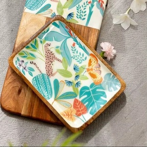 Plato de servicio de aperitivo de madera esmaltada tropical con diseño de bosque colorido Decoración de cocina regalo único - Product Image 1