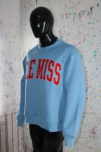 Sudadera OLE MISS Azul Cielo con Cuello Alto, 100% Rojo, Apliques Bordados, Cuello Ancho, URBAN PRODUCTIONS - Product Image 2