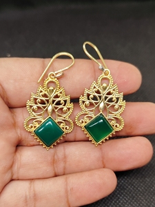 Boucles d'oreilles pendantes en laiton alliage cuivre onyx vert plaqué or, tendance, pour mariage, fabriquées en Inde - Product Image 4