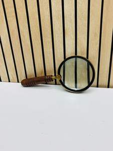 Loupe grossissante de 4 pouces en laiton finition antique avec poignée ronde en bois - Product Image 6