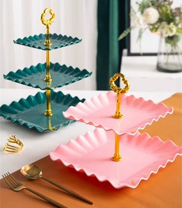 Elegante soporte de cerámica para pasteles con asas metálicas que realza la presentación del pastel de forma hermosa. - Product Image 2