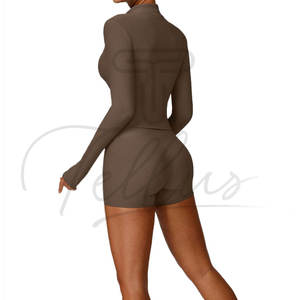 Ensemble de sport et yoga 2 pièces pour femme – Vêtements de gym respirants et légers avec leggings taille haute et short à motif uni et logo frontal - Product Image 5