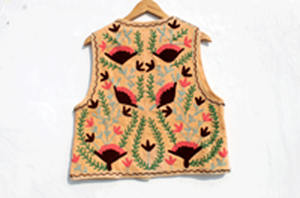 Gilet sans manches pour femme le plus vendu, veste en velours brodée à la main style Suzani, gilet court à l'aspect vintage - Product Image 6