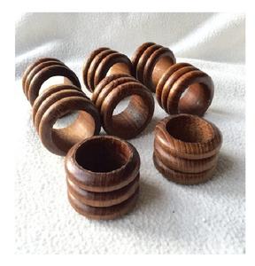Anneaux de serviette en bois décoratifs de luxe, très demandés, avec corde, élégants, fabriqués en Inde à bas prix - Product Image 1