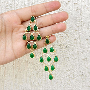 Boucles d'oreilles pendantes de créateur en onyx vert et pierres précieuses multi-gouttes, plaqué or 18 carats, en laiton, bijoux fantaisie - Product Image 5