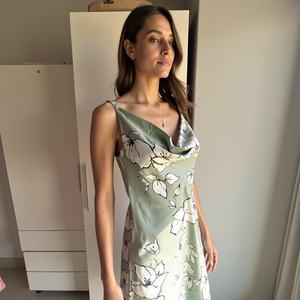 Garden Mist Luxe Draped Sleeveless Silky Midi avec des lignes douces et fluides et des accents floraux blancs pour des événements en plein air élégants - Product Image 5