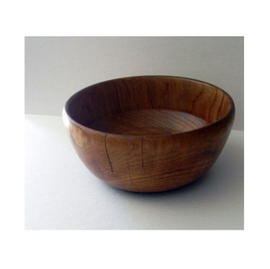Plat en bois artisanal au design lisse, corps solide et profil soigné, idéal pour servir des collations et des repas - Product Image 1
