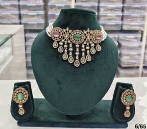 Conjunto de Collar de Perlas Multihiladas con Medallón Ovalado Hecho a Mano, Chapado en Oro Antiguo, con Pendientes Colgantes a Juego - Product Image 6