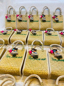 Pochette de voyage écologique tissée à la main avec deux sangles, motif floral, compacte et pratique, en herbe de jonc naturelle, fermeture éclair - Product Image 1