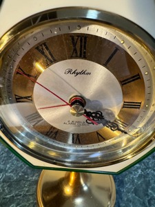 Nuevo Reloj de Escritorio Poligonal Verde con Movimiento de Cuarzo, Función de Alarma, Diseño Tradicional y Base de Latón - Product Image 5
