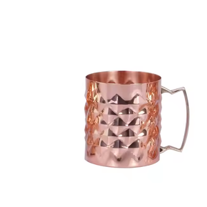Verre à boire en cuivre finition galet, avec poignée en laiton courbée, gobelet en métal gaufré, vaisselle de luxe pour l'hôtellerie - Product Image 2