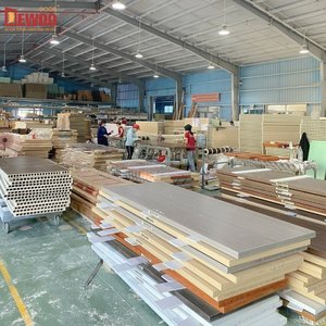 Porte creuse WPC de conception moderne de l'usine du Vietnam Matériau en PVC durable Étanche pour une utilisation intérieure Surface finie Ouverture manuelle - Product Image 3