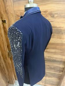 Costume de smoking pour homme grande taille, respirant, bleu marine, brodé de sequins, en viscose, avec revers châle et gilet - Product Image 6