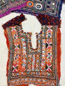 Encolure de robe indienne vintage Banjara faite à la main avec broderie miroir et patchs sur coton pour embellir les vêtements - Product Image 5