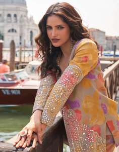 Traje de seda Chinon con bordado en la parte delantera y trasera, chaqueta con trabajo de espejo, blusa y Gharara, elegante ropa india femenina. - Product Image 3