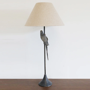 Lampe haute et élancée unique avec un accent en forme de perroquet et un abat-jour conique en lin. Disponible à prix de gros. - Product Image 1