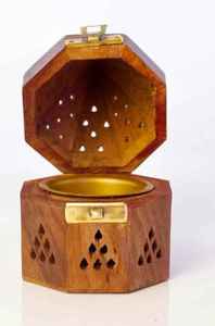 Quemador de incienso de madera natural hecho a mano con diseño decorativo recortado y copa interior de metal para una combustión segura, uso durante todo el año. - Product Image 4