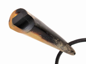 Silbato de Cuerno de Búfalo Hecho a Mano, Duradero, de la Mejor Calidad, Profesional, para Árbitros, con Cordón de Cuero de Estilo Moderno y Pulido - Product Image 2