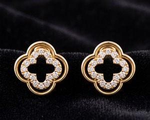 Boucles d'oreilles clous trèfle en or 14 carats avec diamants de laboratoire, fermoir à vis, pour femme, cadeau - Product Image 5