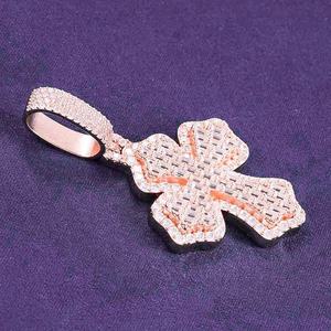 Pendentif Croix Chrétienne de Luxe en Argent Sterling 925 Plaqué Or Rose avec Diamant Taille Émeraude Cultivé en Laboratoire et Chaîne Maillons – Bijou - Product Image 2