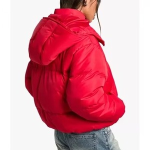 Chaqueta Acolchada Roja para Mujer, con Capucha, Manga Larga, Abrigo de Invierno, Cierre de Cremallera, Logotipo Estampado, Relleno de Poliéster, Tejido de Tela - Product Image 3