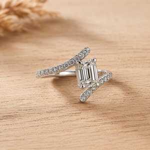 Bague de fiançailles en or massif 10K 14K 18K avec diamant de laboratoire taille émeraude et taille ronde, couleur E, clarté VVS - Product Image 2