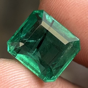 Émeraude Naturelle Rara de Zambie 5,64 Carats Vert Intense Carrée, Pierre Précieuse Libre pour la Création de Bijoux Personnalisés Haut de Gamme - Product Image 1