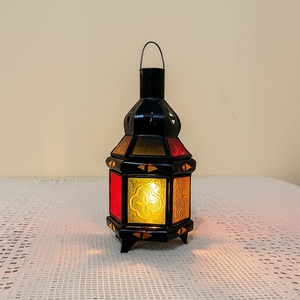 Farol Marroquí Hexagonal de Metal con Diseño Floral en Relieve para Decoración del Hogar - Product Image 1