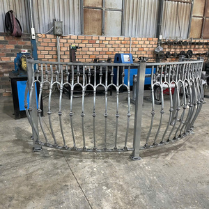 Rampe de balcon extérieure en fonte et fer forgé, traitement antirouille, dimensions personnalisées, finition durable avec revêtement en poudre, design moderne - Product Image 1