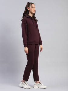 Ensemble de survêtement streetwear personnalisé pour femme, avec sweat à capuche court et pantalon de survêtement, doté d'appliques coupées et cousues, de broderies et de patchs effet usé - Product Image 5