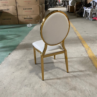Location de meubles en fer moderne pour banquet, fête, événement, mariage, hôtel doré fantaisie, chaise de salle à manger empilable à dossier rond à prix bon marché