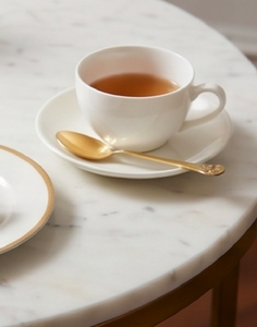 Juego de cubiertos de diseño antiguo en oro, tenedores y cucharas de acero inoxidable, ideal para un uso elegante en la cocina y la mesa. - Product Image 2